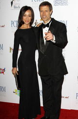 幻灯图集： Maggie Q亮相美国 黑色透视长裙秀身材