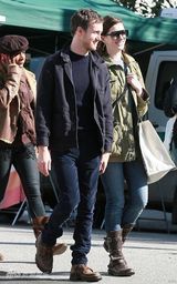 幻灯：安妮-海瑟薇和三流演员新男友当街亲吻