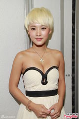 组图：罗彩玲爆乳亮相香港宣传写真集