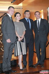 组图：刘嘉玲优雅亮相艺术展 否认手持8亿物业