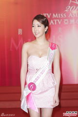 组图：尚格云顿助阵2012亚姐竞选赞佳丽优雅