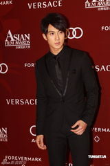 幻灯：亚洲电影大奖红毯 吴尊电眼迷人