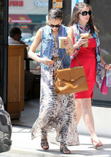 组图：杰西卡-阿尔芭长裙搭牛仔背心