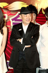 高清图：中孝介等助阵海派春晚 成龙周立波对侃