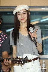 组图：范玮琪在录音室练团 对老公下禁衣令