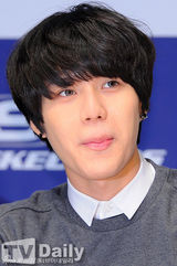 组图：SHINee办签名会 卫衣牛仔裤展大学生时尚