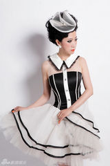 组图：芙蓉姐姐光棍节写真露香肩