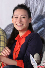 组图：梁洛施减肥复出拍新片 谈李泽楷显尴尬