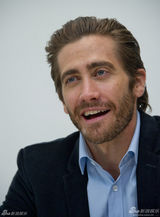 组图：休杰克曼领衔拍写真 奥利维亚露迷人笑容