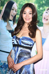 幻灯图：洪小铃露酥胸抢镜 张安琪等火辣走秀