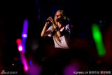 组图：艾薇儿上海开唱火爆异常 摇滚小天后热力四射