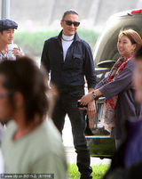 组图：谢霆锋《下一个奇迹》热拍 父妹片场探班