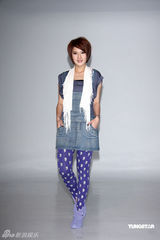 幻灯图：郭静短发清爽干练 宣传照与爱犬一同入镜 