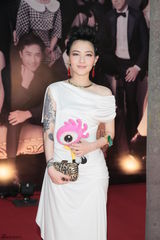 组图：金像奖红毯星光灿烂 众星持小新齐卖萌