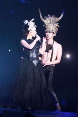 组图：尚雯婕再登国际舞台 《黑天鹅》开场压轴走秀