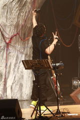 高清组图：陈奕迅香港开唱 靠唱功长裤T恤也疯狂