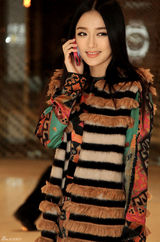 高清组图：秦岚服饰搭配 坎肩式大衣保暖新潮