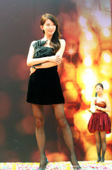 幻灯图集：林志玲低胸性感亮相 代言房产秀美背