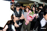 幻灯图：玉木宏携上野树里抵港 笑容满面态度亲民