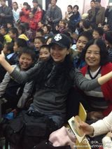 组图：张柏芝邓萃雯当义工 全程低调无媒体