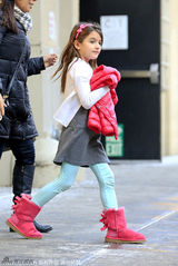 组图：小苏瑞放学回家 一身粉白装漂亮又可爱