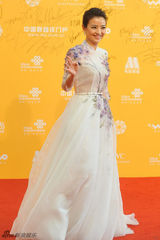 组图：电影频道主持人经纬白裙现身 优雅招手