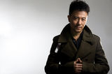 组图：赵阳最新写真出炉 眉宇之间英气十足