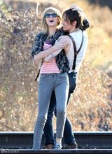 组图：泰勒MV与男模亲昵搂抱 金鸡独立露奶罩