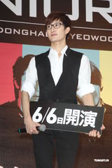 组图：SJ-M台北签唱会 兄弟情深互喂台湾小吃