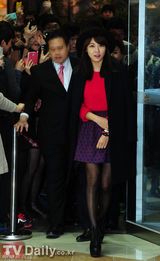 组图：韩星河智苑可爱迷你短裙亮相新书签名会