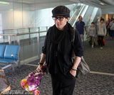 组图：宋祖英伦敦戴黑超气势足遭围堵