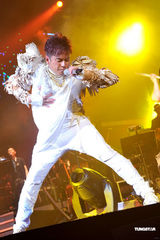 高清组图：谭咏麟开唱草蜢突袭 校长唱到热辣辣