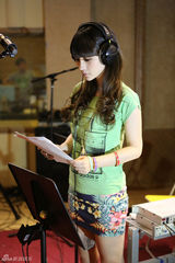 组图：柳岩绿衣红鞋清爽出行录唱《岳母》主题曲