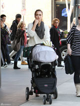 高清组图：杰西卡-阿尔芭街拍白色毛衣搭配长靴