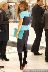 组图：贝嫂维多利亚撞色蓝裙亮相