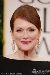 组图：朱莉安-摩尔黑白裙低调雍容