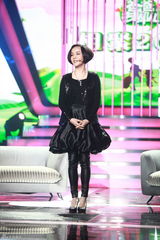 组图：百变五侠模仿五娃 仿真峰章恋舞台牵手