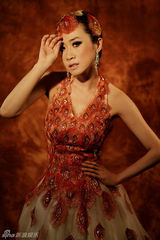 组图：芙蓉姐姐化身妩媚孔雀 装扮火红魅惑放电