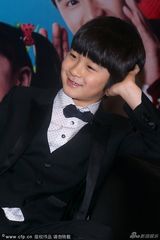 组图：天天“发疯”狂甩头 派发红包影迷疯抢