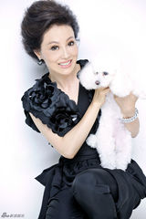 组图：邬倩倩携宠物拍写真 展幸福笑容 