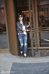 高清组图：盘点周迅街拍照 简单低调展露时尚气息