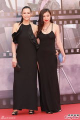 组图：马诗慧等亮相金像奖红毯黑裙大秀美背