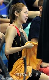 组图：韩星UEE金贤重录节目素颜高台跳水