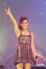 组图：江若琳个唱换多款性感装 与男伴贴身热舞