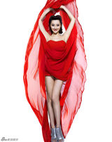 高清组图：爱戴化身火之舞者 半裸出镜热情如火