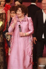 组图：李司棋获万千光辉演艺大奖 所有演员上台致敬