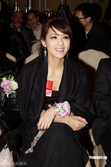 幻灯：官恩娜穿黑裙变调酒师 自曝是曼联狂热球迷