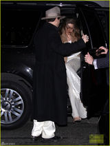 组图：德普戴黑超嘴角微扬 未婚妻艾梅柏傲气足