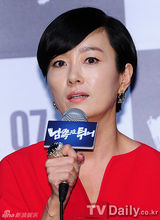 组图：《南方大作战》试映 吴妍秀身着红裙出席