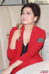 组图：钟楚红低胸性感出席活动 感情事随缘